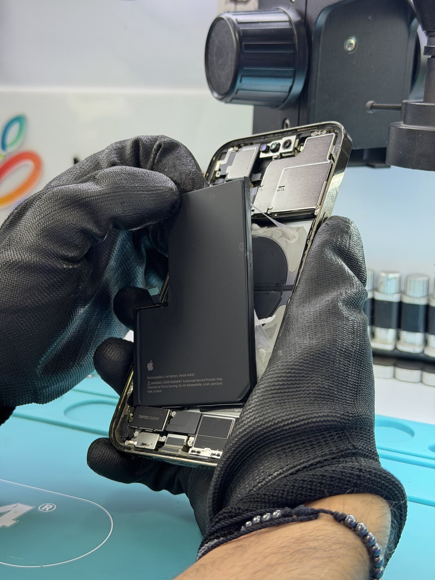 Cambio de batería de iPhone con BMS calibrado en MacApple Service Fusagasugá, taller con diagnóstico profesional