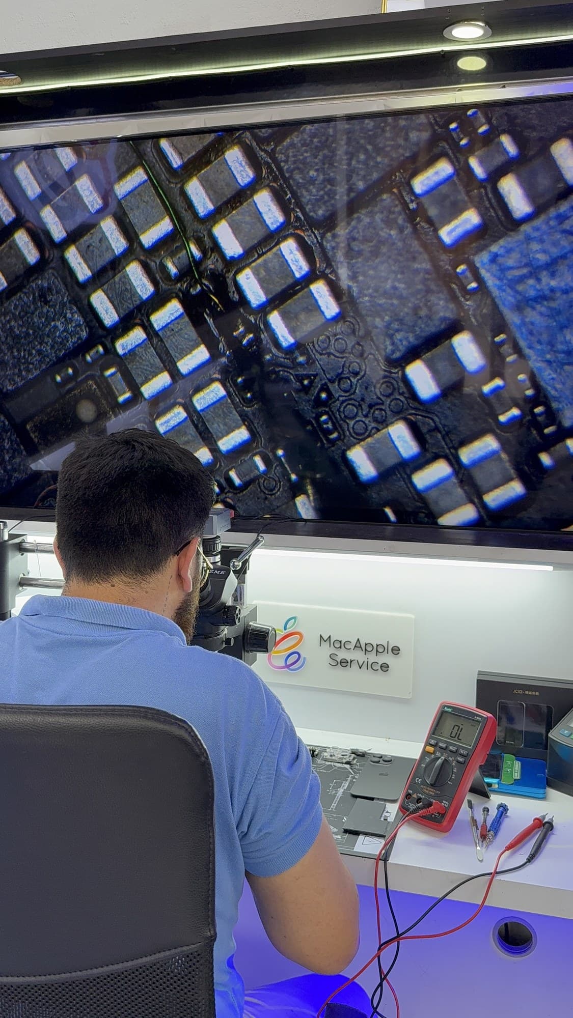 Diagnóstico de placa lógica de iPhone con daño por líquido en MacApple Service Fusagasugá
