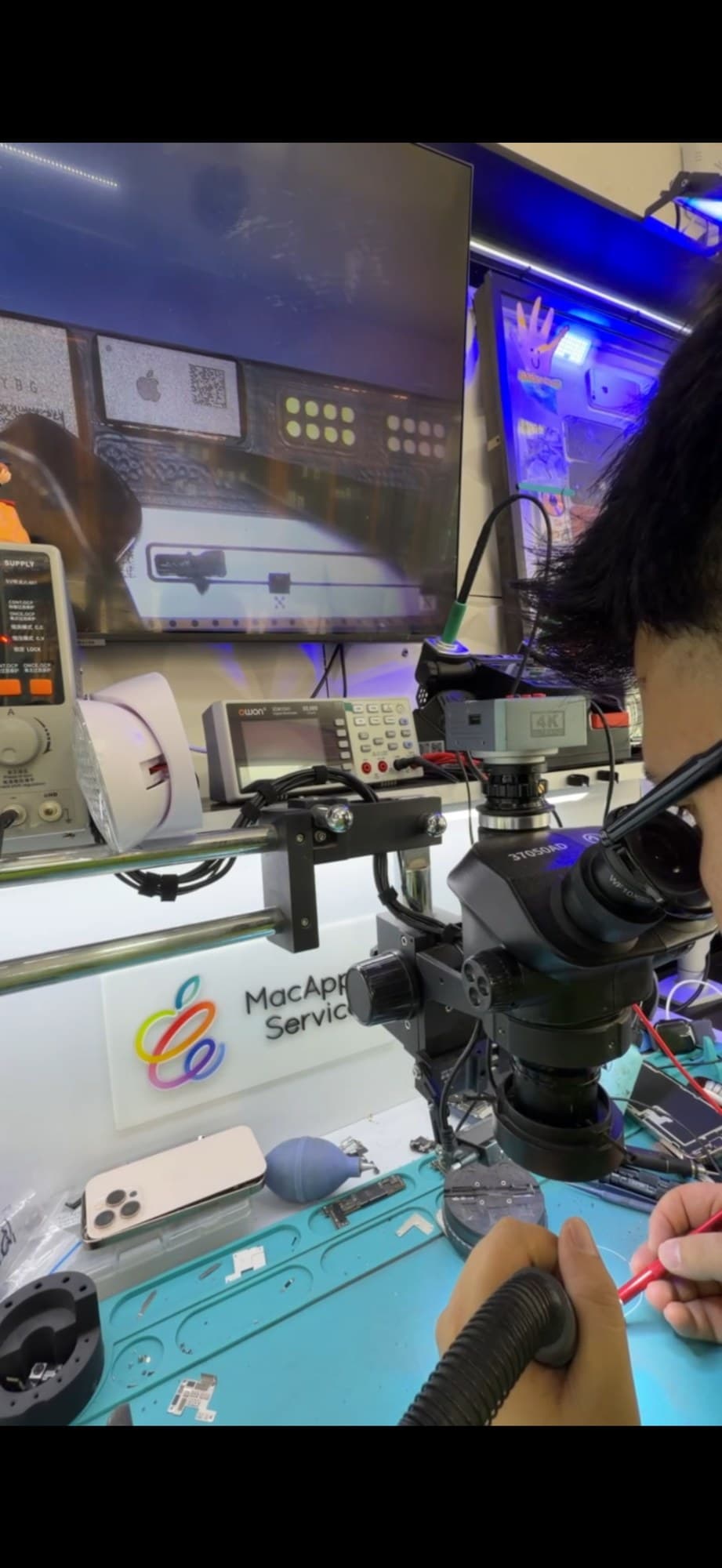 Diagnóstico profesional de dispositivo Apple con microscopio en MacApple Service Fusagasugá