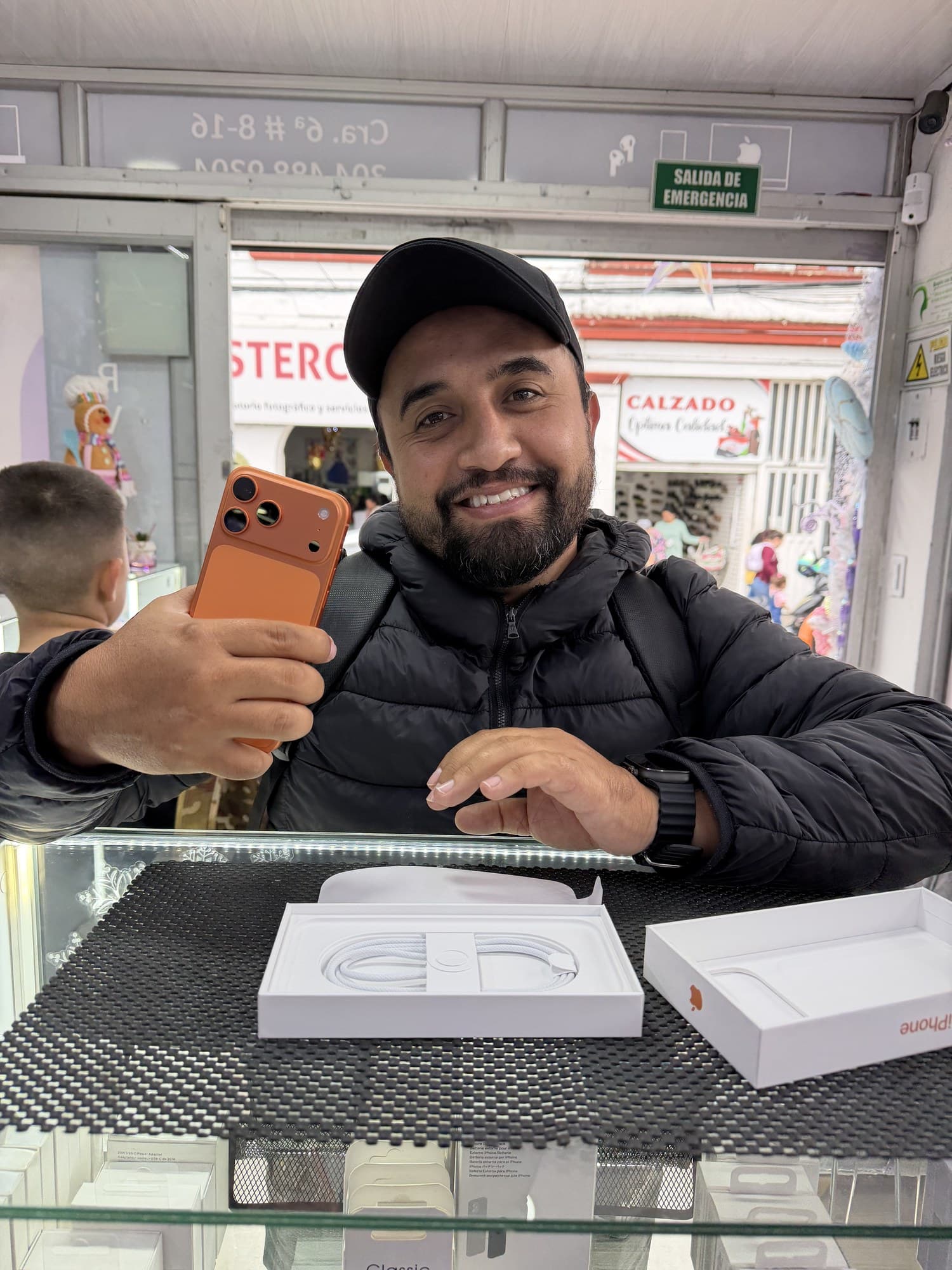 Entrega de iPhone a cliente satisfecho con garantía de 1 año en MacApple Service Fusagasugá