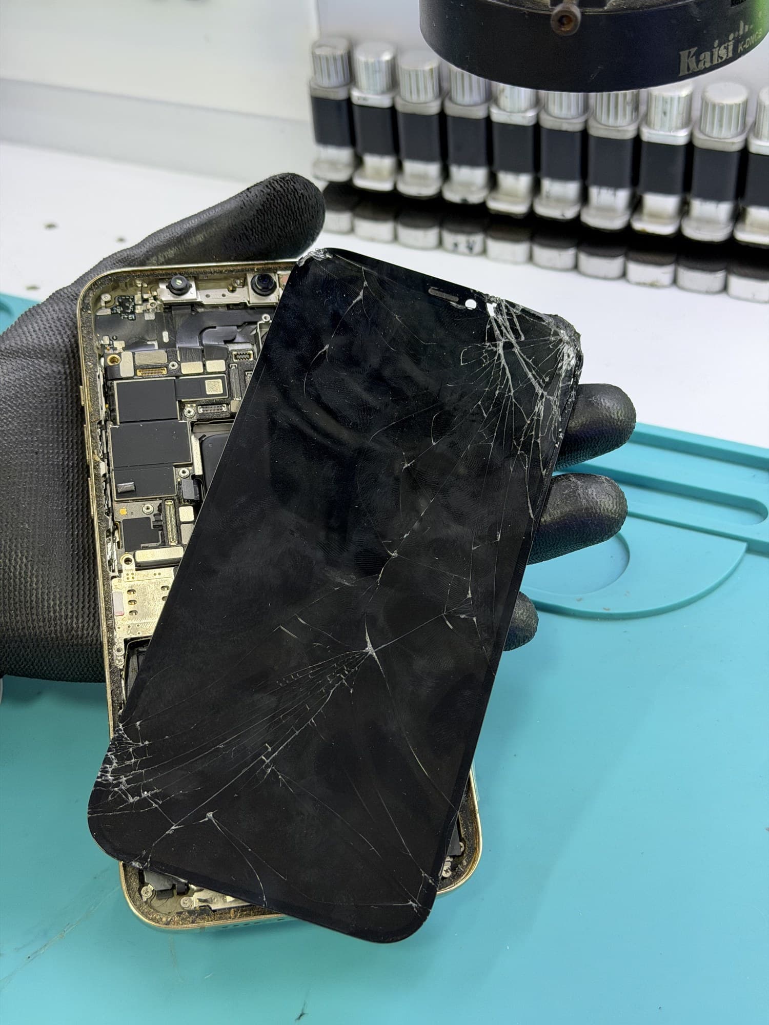 Recepción de iPhone con pantalla rota en MacApple Service Fusagasugá, Cundinamarca