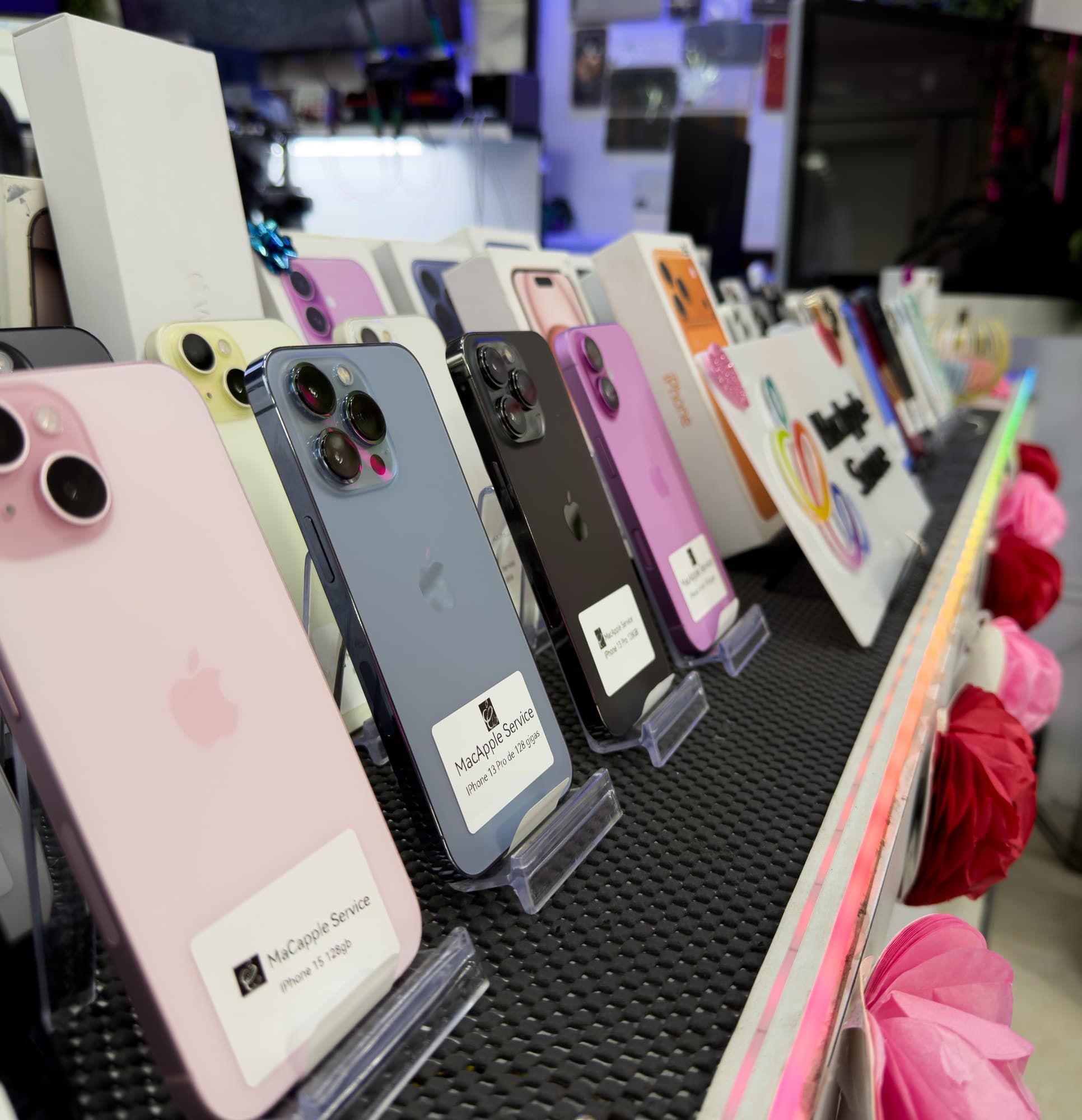 Vitrina de iPhones de MacApple Service: iPhone 15 Pro, iPhone 14, iPhone 13 con garantía de 1 año en Fusagasugá